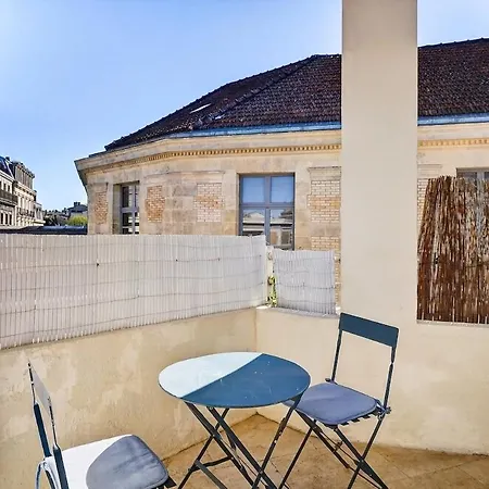 Spacious 2br Flat With Balcony - Historic Center *