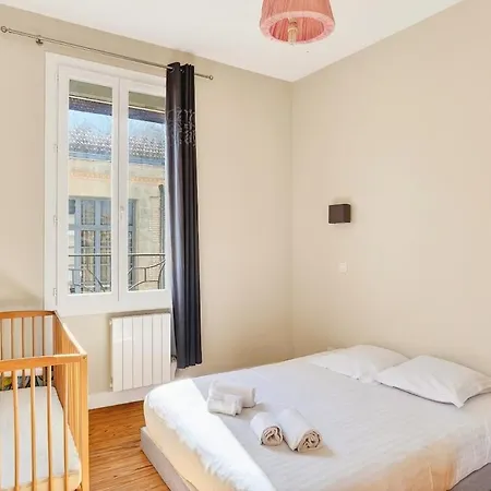 Spacious 2br Flat With Balcony - Historic Center
