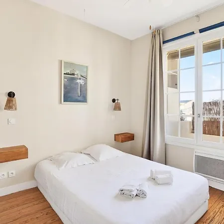 Spacious 2br Flat With Balcony - Historic Center Apartment *