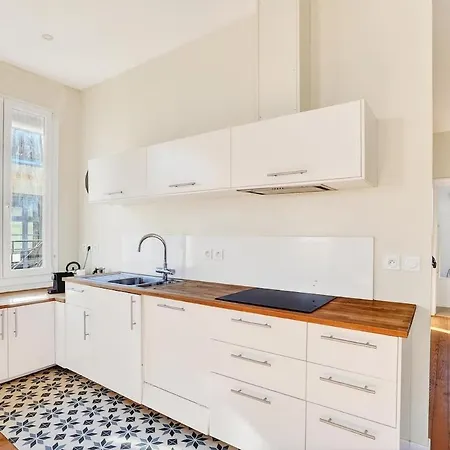 Apartment Spacious 2br Flat With Balcony - Historic Center