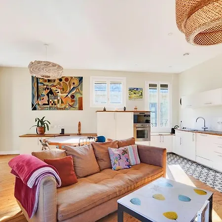 Spacious 2br Flat With Balcony - Historic Center Apartment