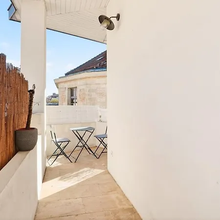 Spacious 2br Flat With Balcony - Historic Center *