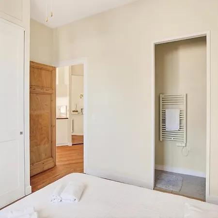 Spacious 2br Flat With Balcony - Historic Center Bordeaux