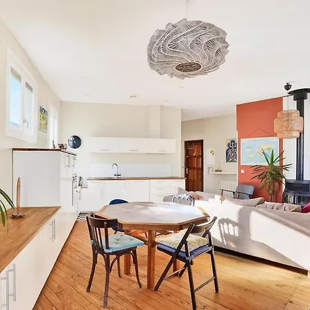 Spacious 2br Flat With Balcony - Historic Center Apartment